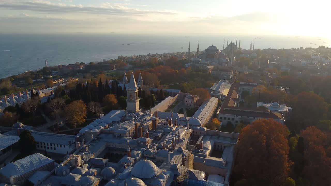 vista aérea del palacio de topkapi y la península histórica en estambul. imágenes en 4k en turquía