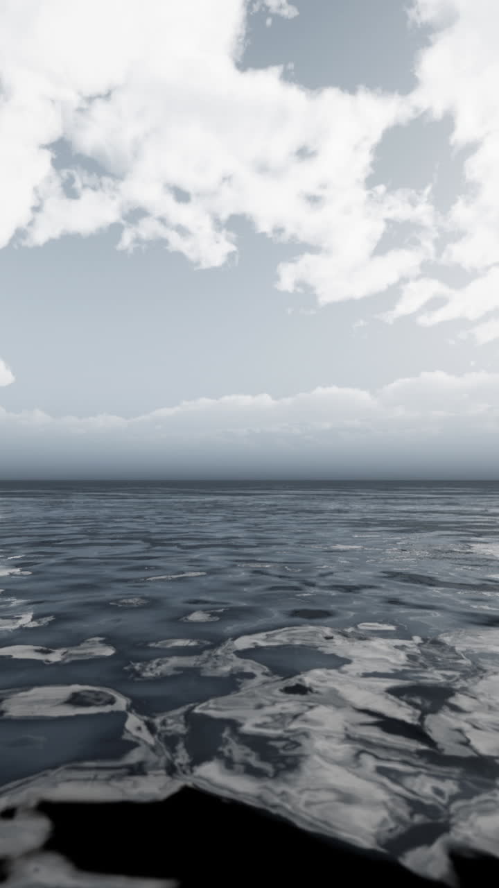 구름이 가득한 평온한 바다 풍경