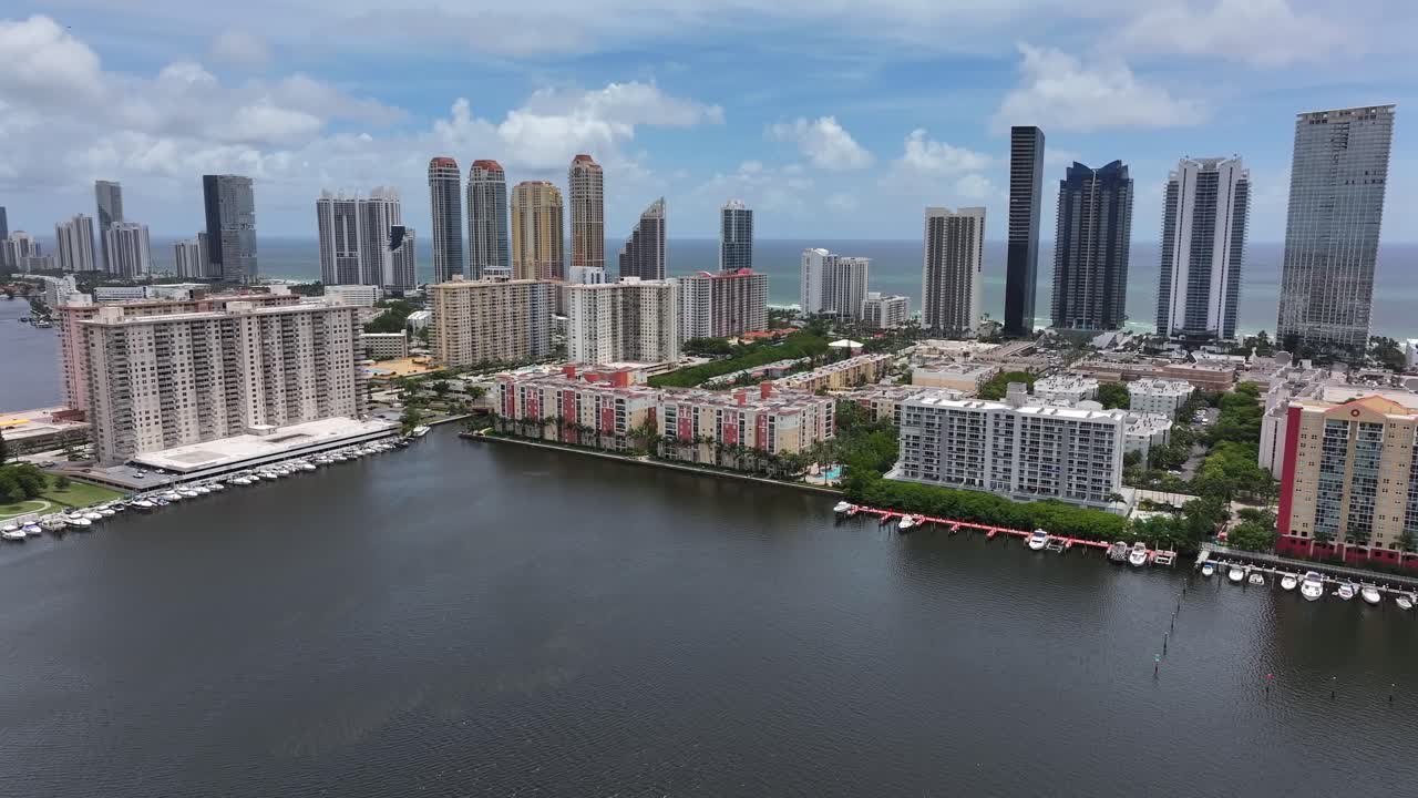 tomada panorámica aérea de la playa de sunny isles con apartamentos modernos, condominios y hoteles