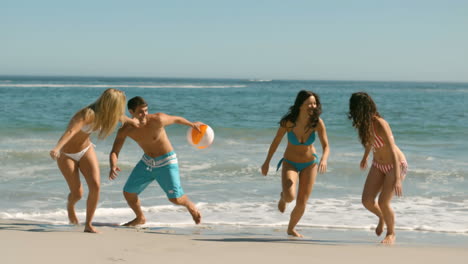 grupo de amigos saltando en la playa