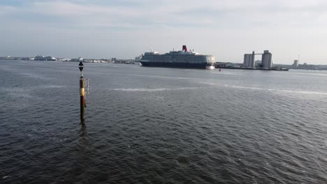 Queen-Elizabeth-cruise-ship-Southampton-clip-1