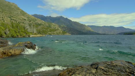 Türkisfarbenes-Raues-Wasser-An-Einem-Windigen-Tag