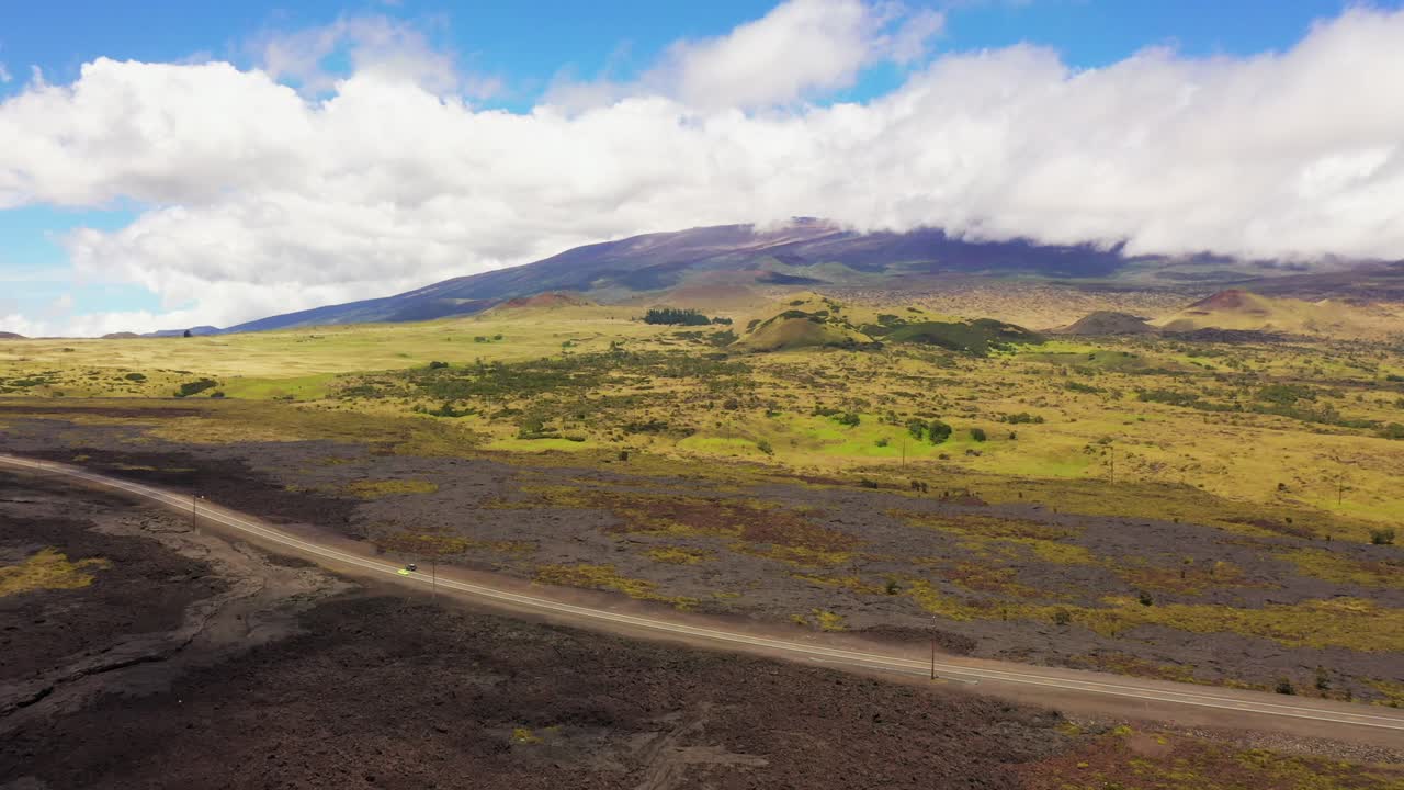 tiro de drone de volar sobre la escasa vegetación acercándose a las laderas del volcán mauna kea - isla grande de hawaii