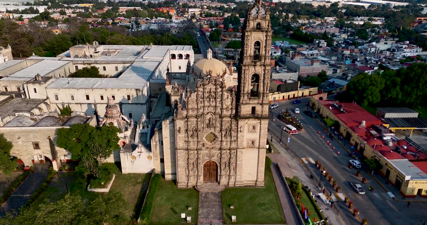 Absteigende Luftaufnahme der Barockfassade des San Francisco Javier Tempels in Tepotzotlán, Mexiko