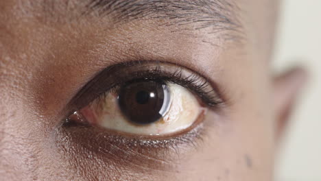 Nahaufnahme-Eines-Afroamerikanischen-Mannes,-Der-Die-Augen-öffnet-Und-In-Die-Blinkende-Kamera-Schaut,-Die-Details-Der-Iris-Zeigt