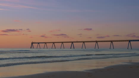 muelle de la playa de la saile durante una puesta de sol romántica con colores pastel en francia