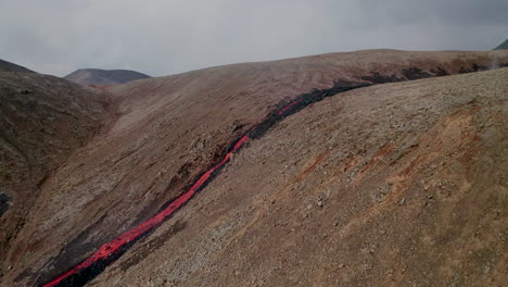 corrientes de lava fundida fluyen hacia el valle de natthagi en islandia