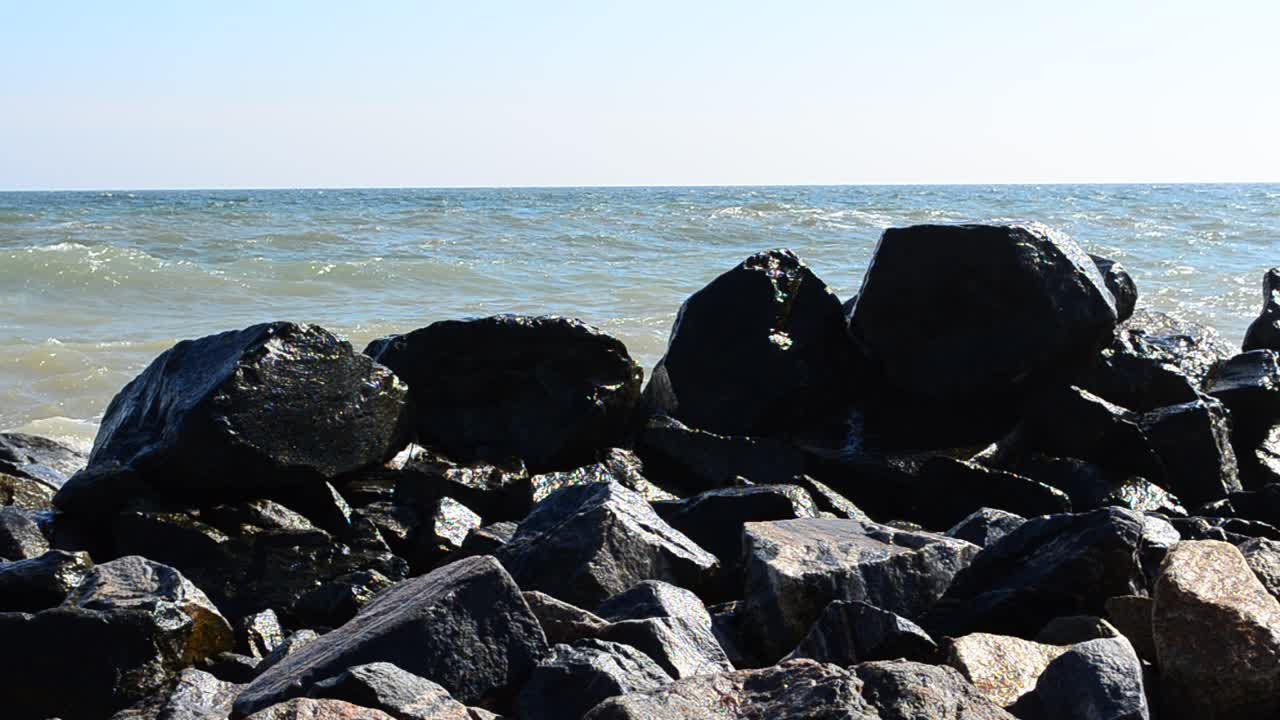 Strand og bølger, klar sol. Optagelse på stranden