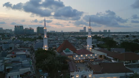 mezquita musulmana en el norte de jakarta, indonesia, cerca del lago pluit con luces de 25 fotogramas por segundo