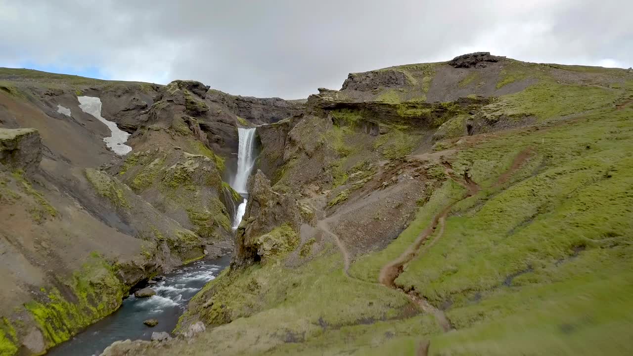 naturaleza verde de islandia con cascadas