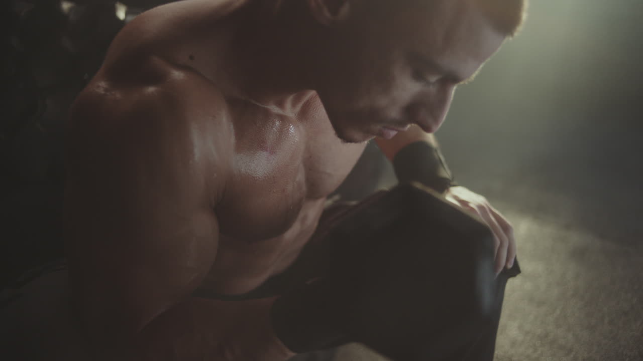 근육질의 남자가 운동을 하고 있습니다.