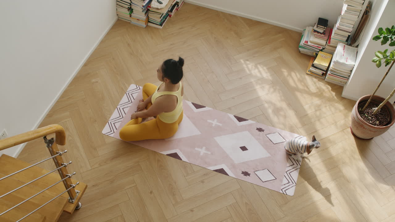집에서 요가를 연습하는 여자