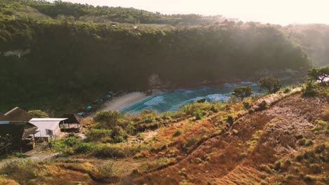 Amanecer-Dorado-En-La-Hermosa-Playa-De-Atuh-En-La-Isla-De-Nusa-Penida---Indonesia