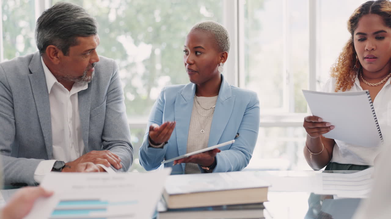 gráficos, reuniones o documentos de gente de negocios