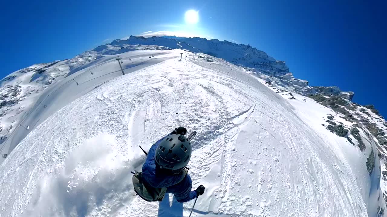 Ripresa aerea di uno sciatore fuori pista.