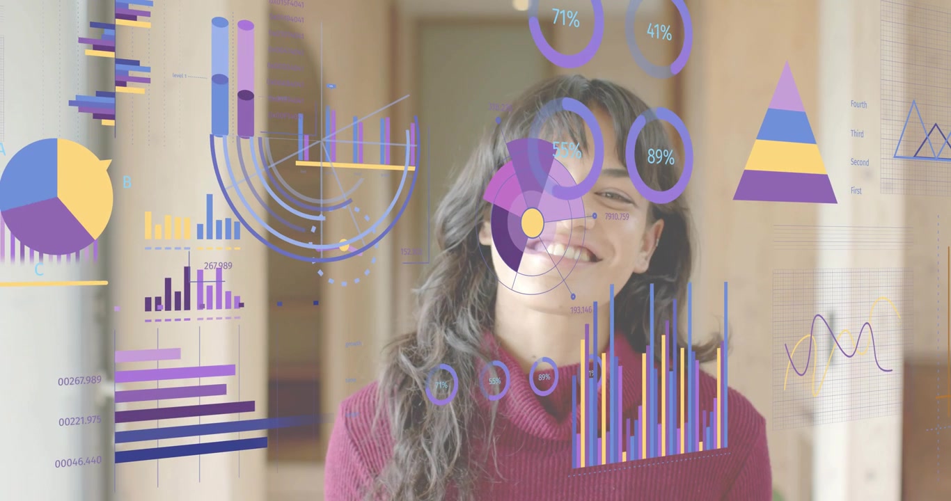 Mujer caminando por un pasillo con paneles hacia la lente, mostrando superposiciones de datos y gráficos circulares para tecnología