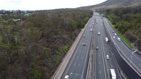 Drohne-Fliegt-über-Eine-Mehrspurige-Autobahn,-Vorbeifahrende-Autos-Und-Lastwagen