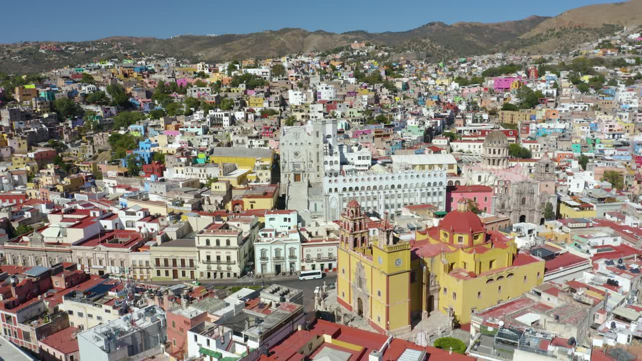 círculos de drones cerca de la iglesia católica de nuestra señora de guanajuato, méxico
