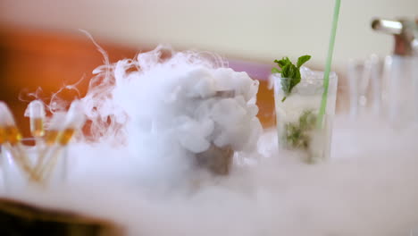 hielo seco saliendo de un vaso de una bebida
