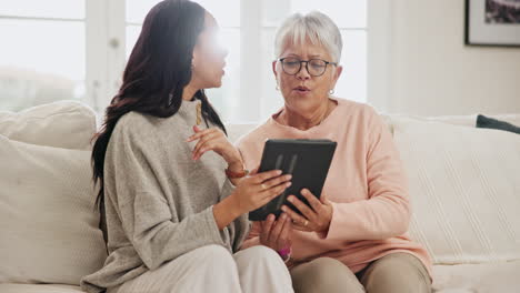 Tableta,-Conversación-Y-Mujer-Con-Madre-Mayor