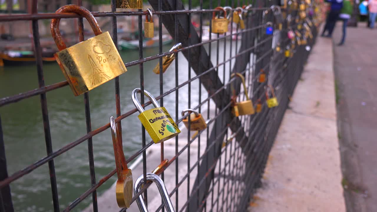 el puente pont des artes en parís presenta candados de parejas que expresan su eterna devoción
