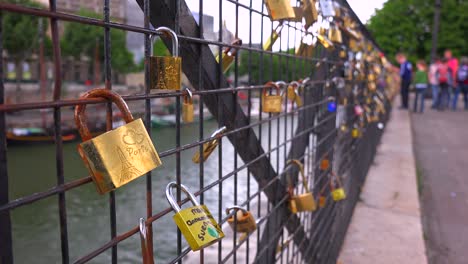 Die-Brücke-Pont-Des-Artes-In-Paris-Verfügt-über-Schlösser-Von-Paaren,-Die-Ihre-Ewige-Hingabe-Ausdrücken