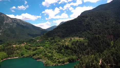 Hiperlapso-Aéreo-Majestuoso-Sobre-El-Lago-Tsivlou-En-Las-Montañas-Del-Peloponeso-En-Grecia