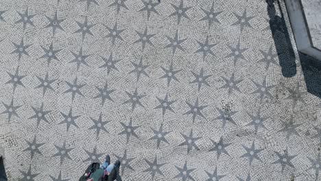 la vista superior muestra un distrito residencial con pisos históricos, gente caminando y proyectando sombras de belleza