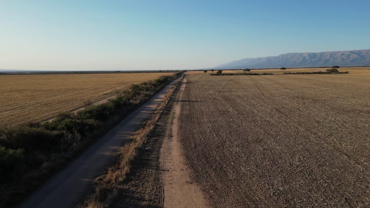 Ripresa aerea con drone su una strada di campagna mozzafiato
