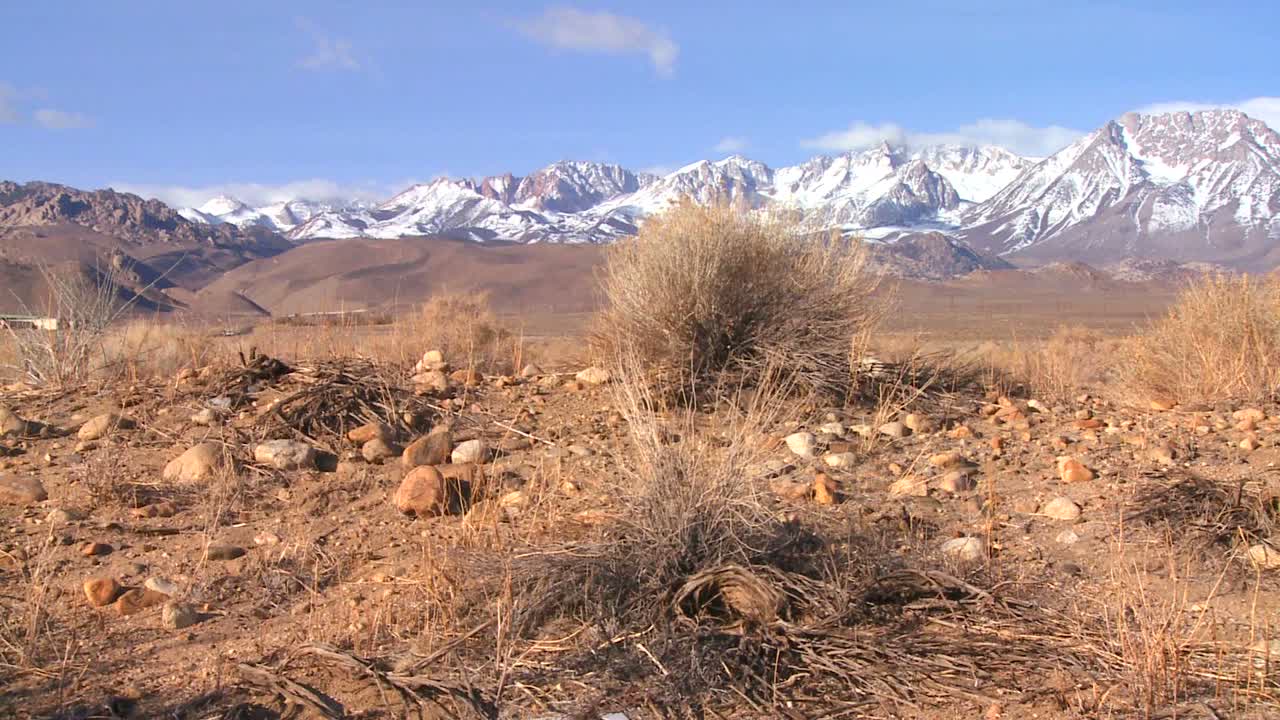 panorámica a través de las montañas nevadas de sierra nevada se elevan en la parte oriental de california