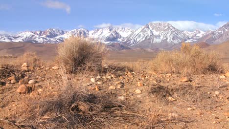 Pan-A-Través-De-Las-Montañas-Nevadas-De-Sierra-Nevada-Se-Elevan-En-La-Parte-Oriental-De-California