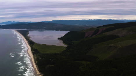 Antena-Panorámica-Que-Establece-Una-Visión-General-De-Cape-Lookout-Y-Netarts-Bay,-Costa-De-Oregon