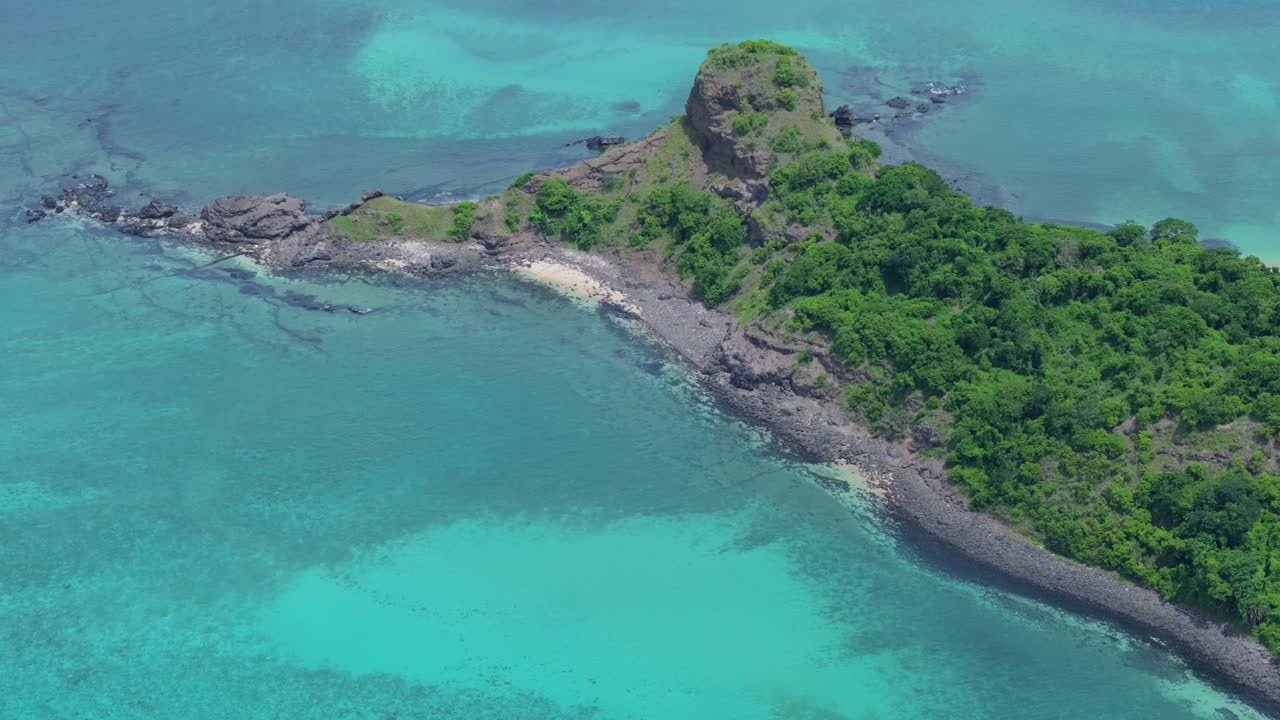 Comoros - Moheli - Ouenefou - slow right panoramic zoom view hover the small peninsula