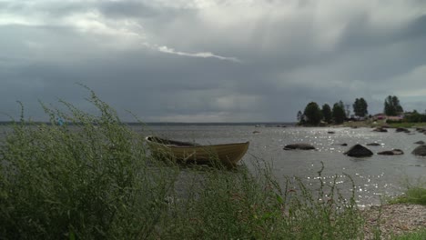 Bote-De-Remos-Amarillo-Amarrado-En-La-Bahía-De-Käsmu,-Mar-Báltico,-Estonia,-Tiro-Estático