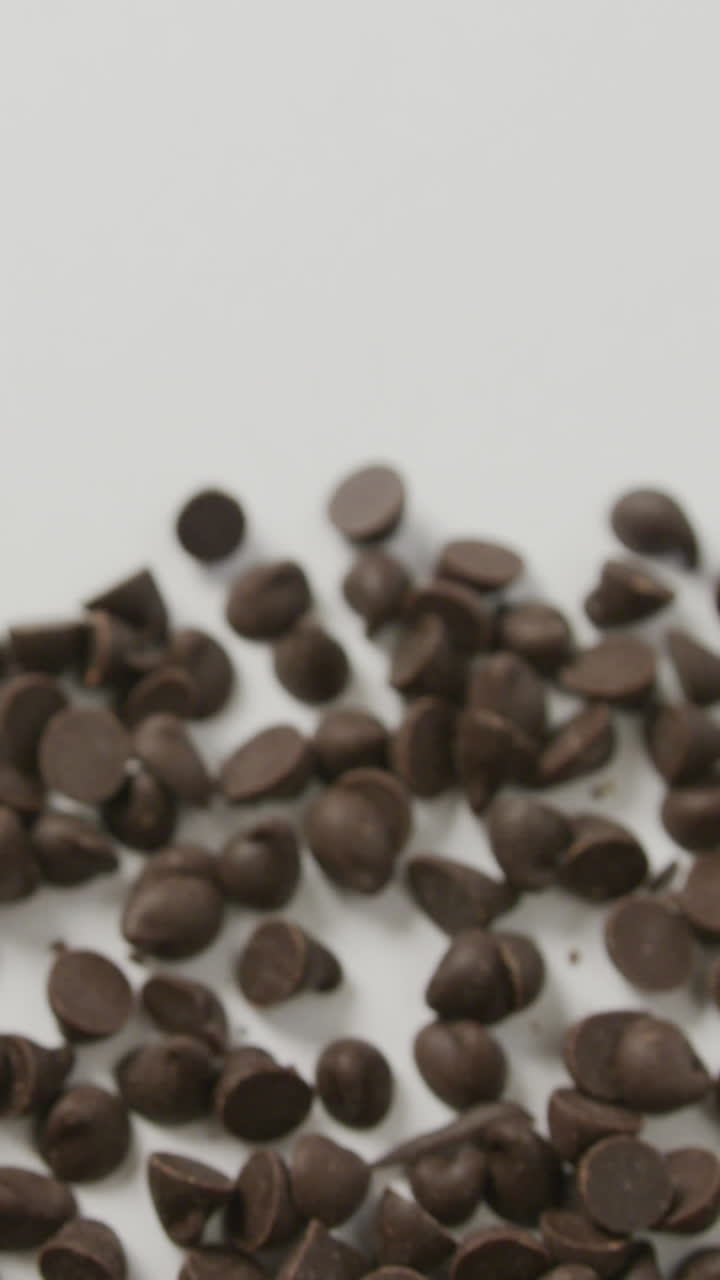 video de un primer plano de varios trozos de chocolate con espacio de copia sobre un fondo blanco