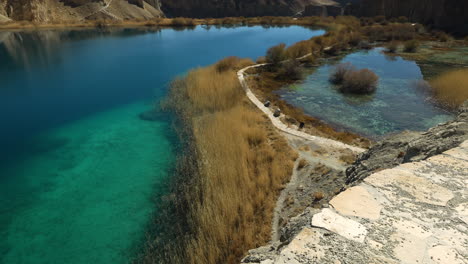 paisaje de lagos azules separados por represas naturales hechas de travertino - parque nacional band-e amir, provincia de bamyan, afganistán