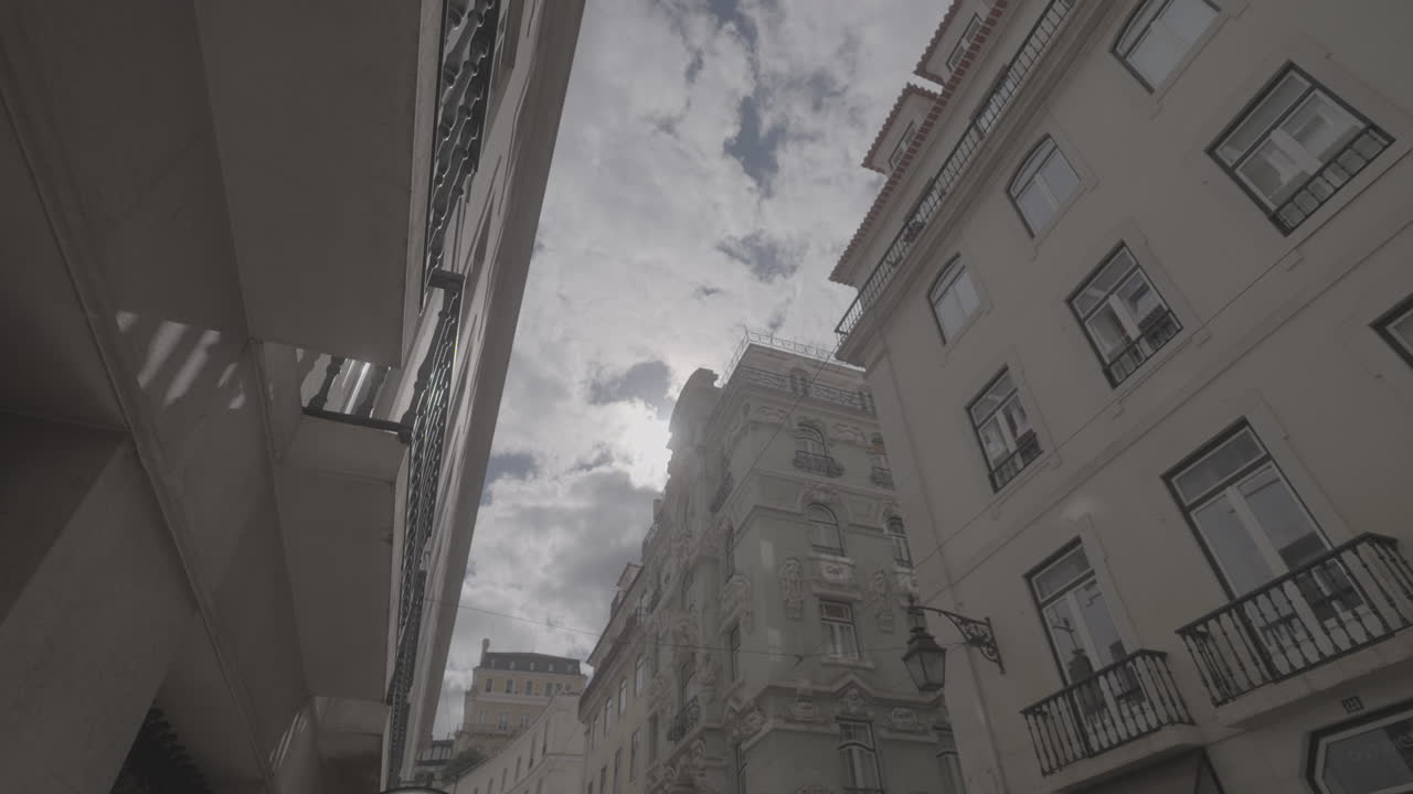 toma aleatoria de una calle vacía en lisboa portugal log