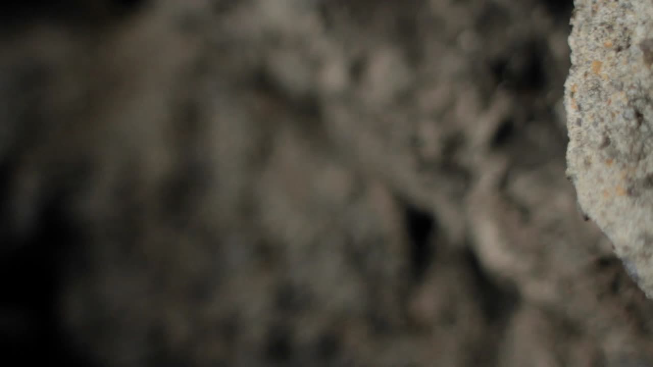 primer plano de la roca en la cueva