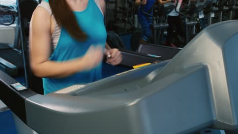 los jóvenes entrenan en el gimnasio 1