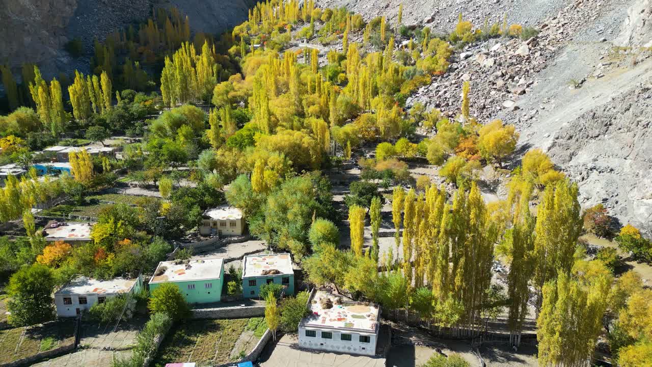 vista aérea del hermoso paisaje de la ciudad de skardu en pakistán durante la primavera