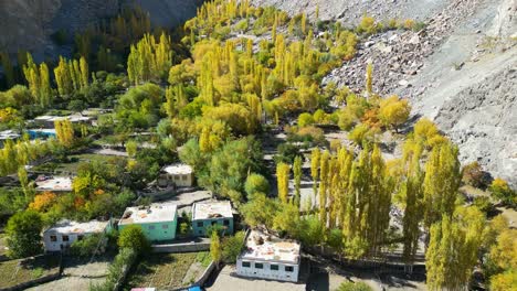 Vista-Aérea-Del-Hermoso-Paisaje-De-La-Ciudad-De-Skardu-En-Pakistán-Durante-La-Primavera