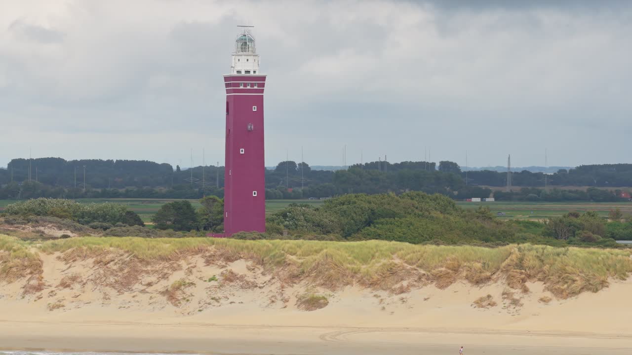 Veduta aerea con drone del faro vicino alle dune a Ouddorp, Paesi Bassi