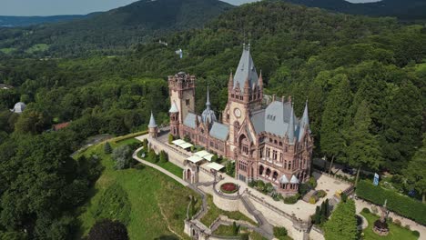 imágenes cinematográficas de una hermosa villa privada arquitectónica de estilo palacio