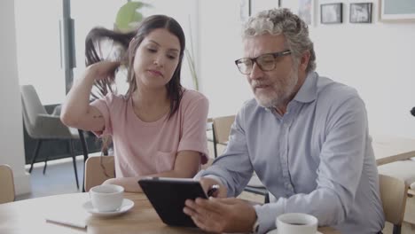 empresarios profesionales que leen datos a través de una tableta