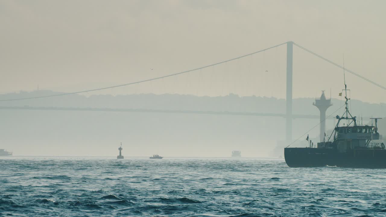 이스탄불 보스포루스 해가 지는 구름이 가득한 하늘, 배, 바다, 바다와 이스탄불