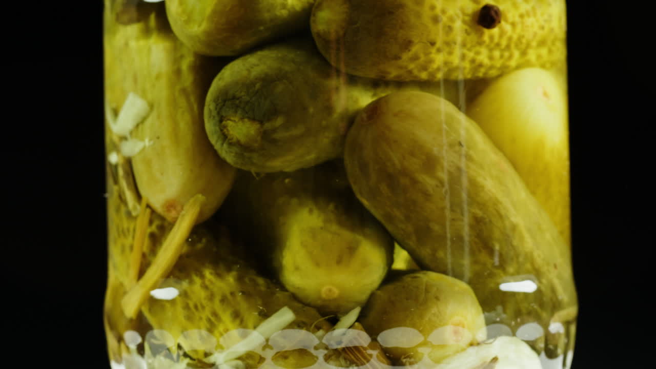 pepinos encurtidos en un frasco