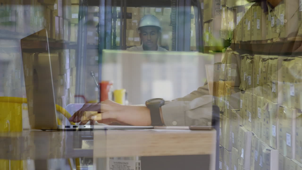 animación de un hombre caucásico escribiendo en una computadora portátil sobre un trabajador afroamericano usando una carretilla elevadora.