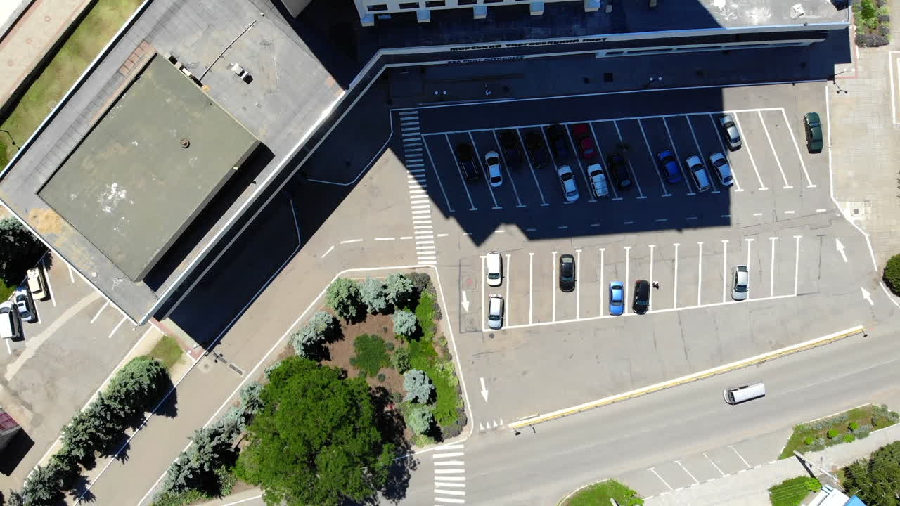 un aparcamiento al lado del centro de negocios