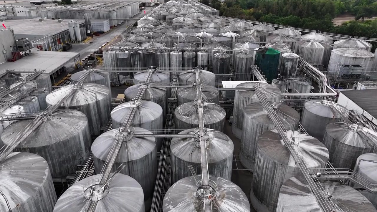 Große industrielle Weinlageranlage mit Reihen von Edelstahltanks bei der Gallo Winery in Modesto, Kalifornien, die die Produktionsinfrastruktur und den Umfang der Weinherstellung zeigt. Luftaufnahme.