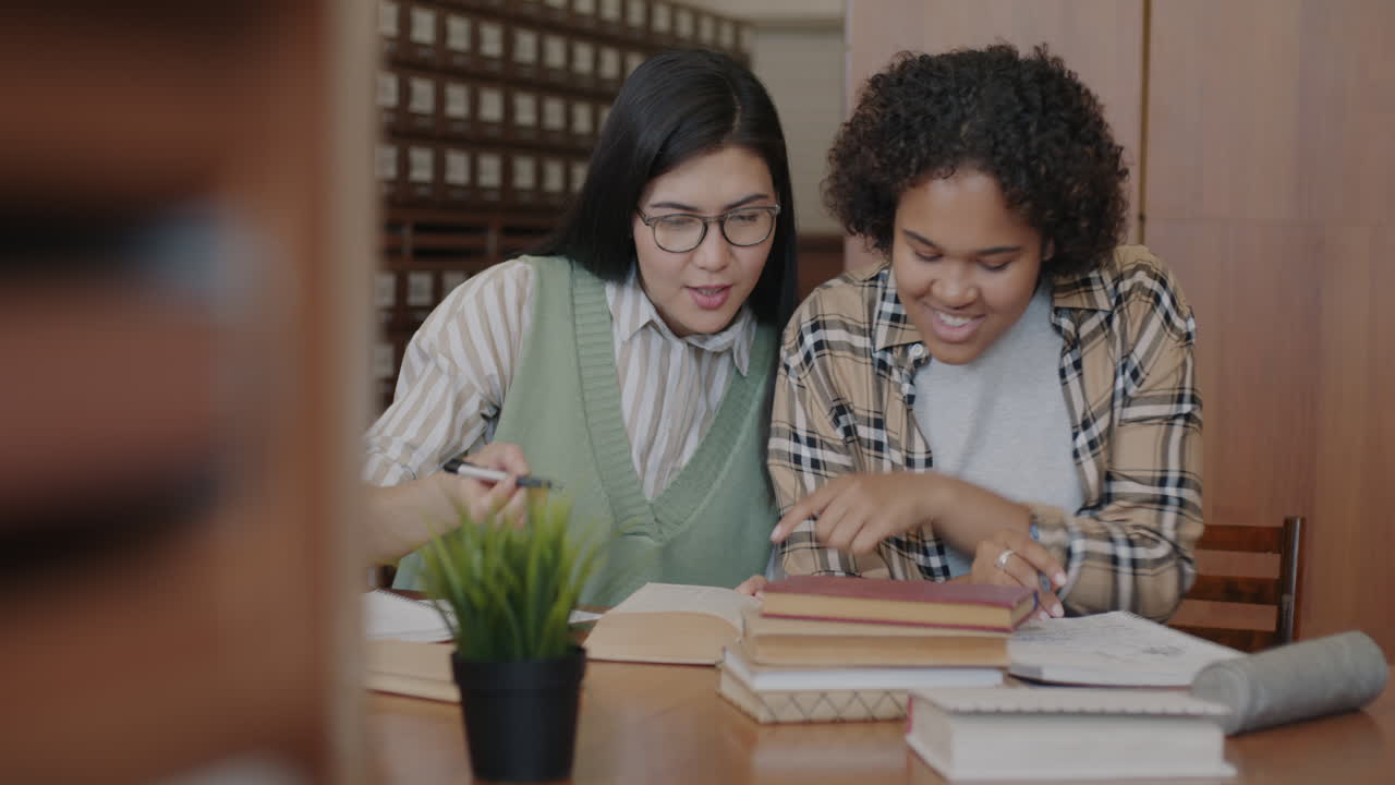 도서관에서 함께 공부하는 학생들